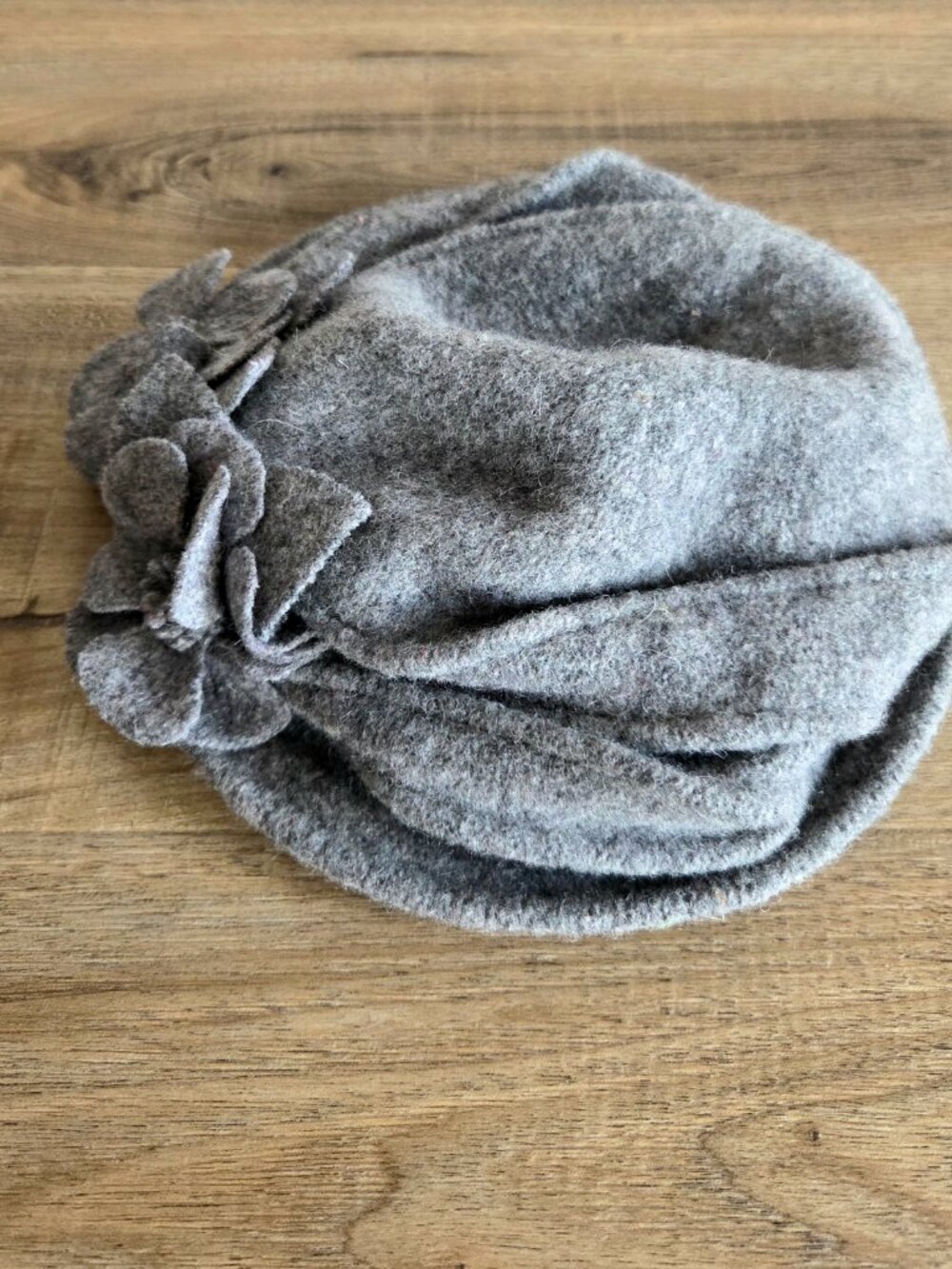 Gray wool hat with floral details on the side. - Picture 7 of 7